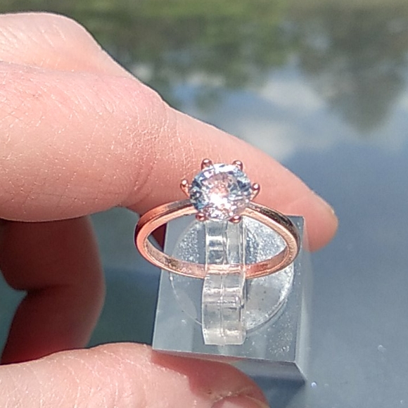 Rose gold plated solitaire engagement ring - Picture 4 of 6